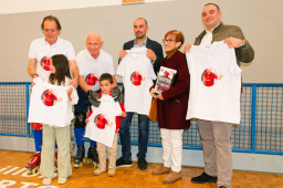 Entrega camiseta conmemorativa del C.D. Amigos del Cibeles a la Familia de Alberto Areces 